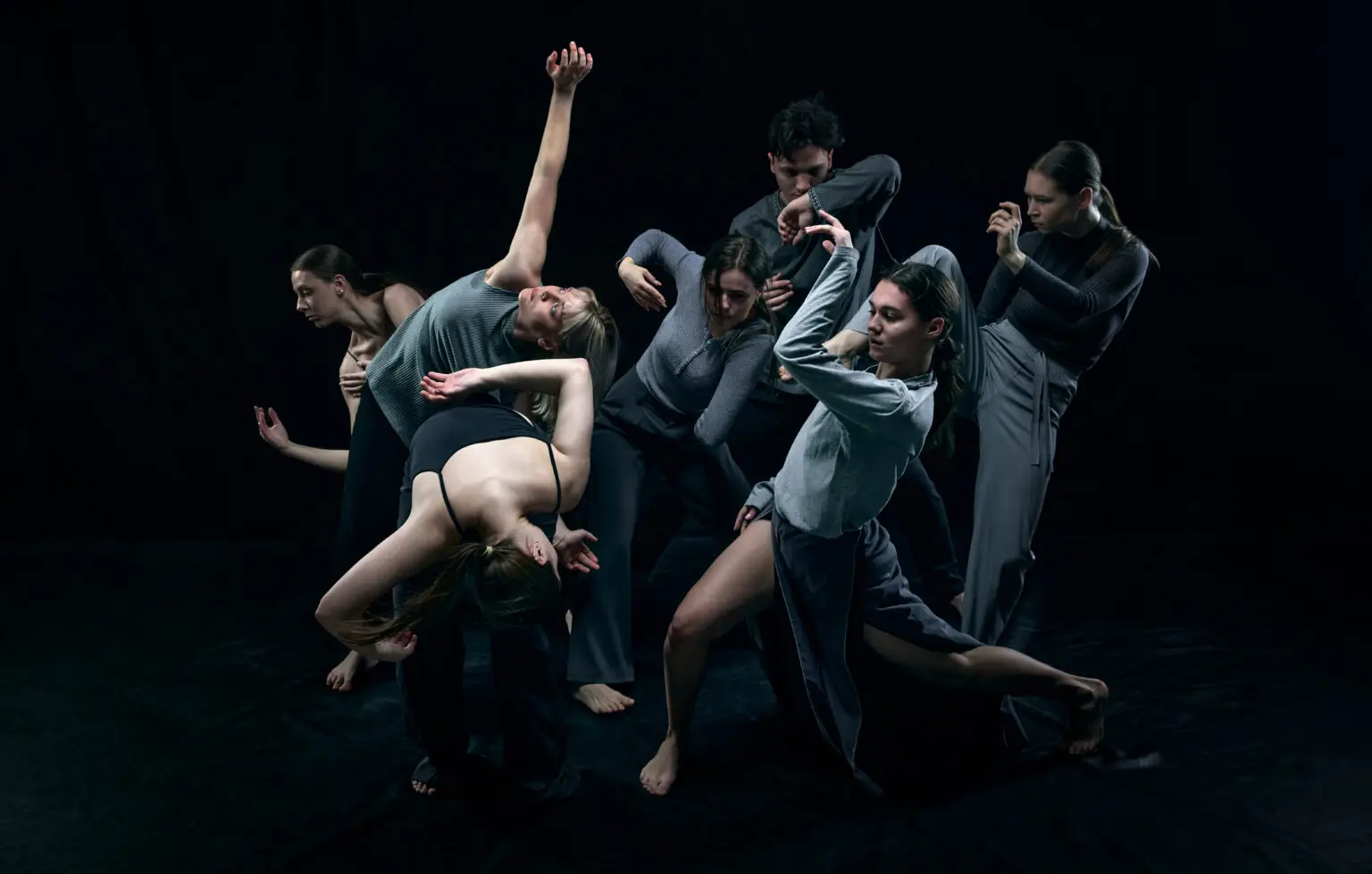 Danseurs et danseuses sur une chor&eacute;graphie
