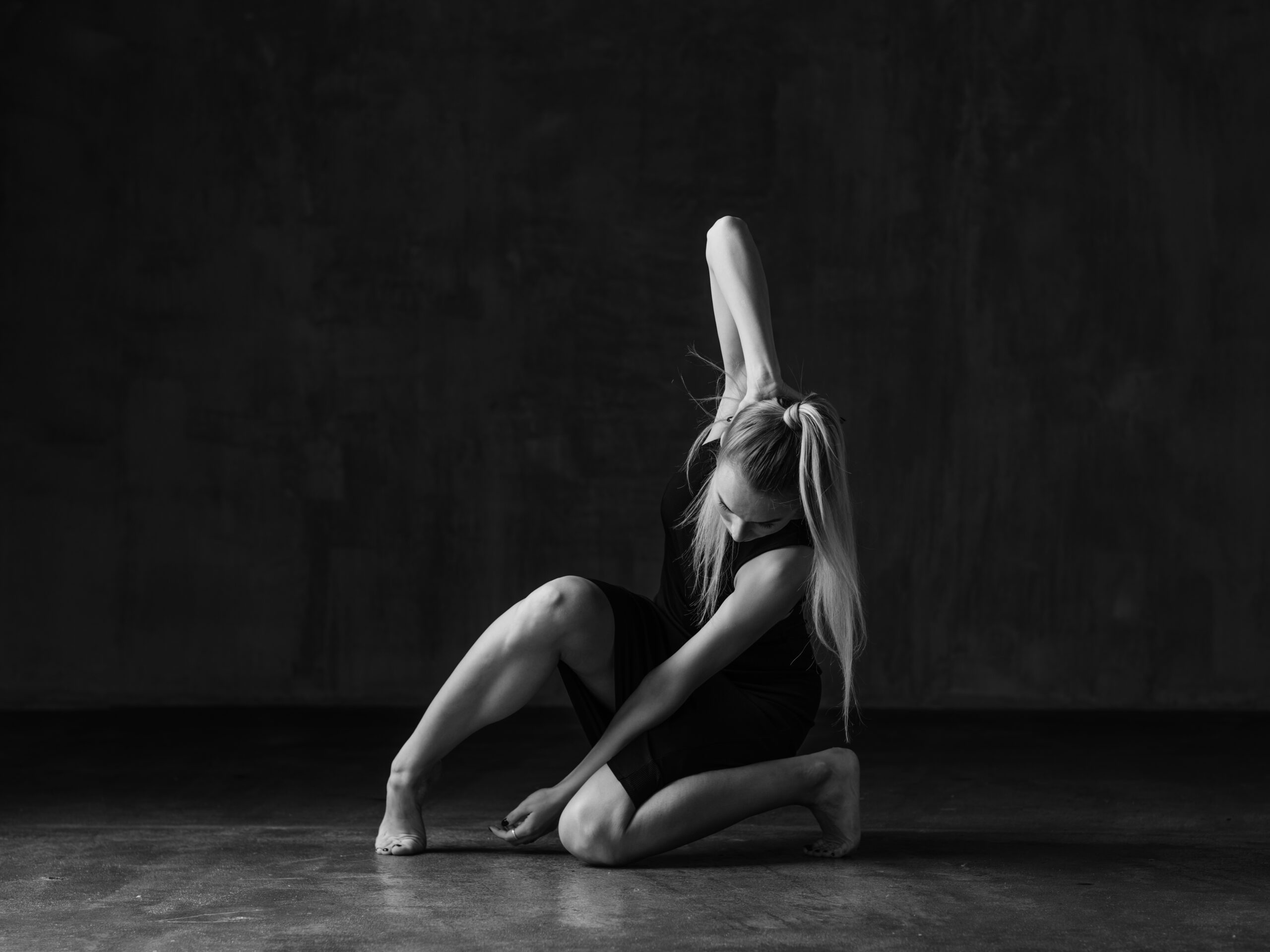 Danseuse contemporaine au sol
