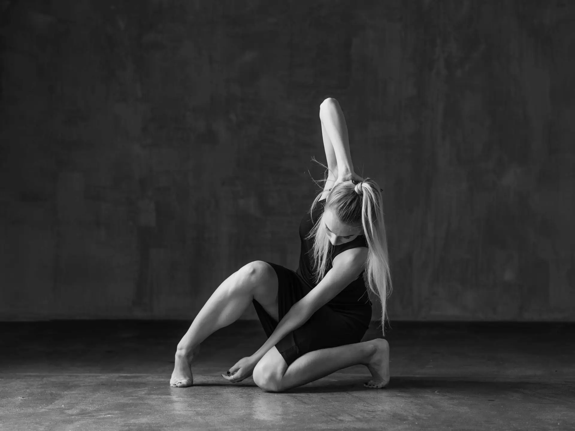 Danseuse contemporaine au sol