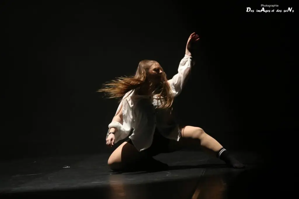 Danseuse dans la lumi&egrave;re de la sc&egrave;ne