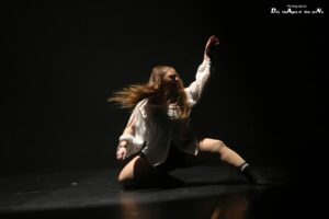 Danseuse dans la lumière de la scène