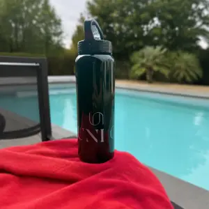 Gourde noire avec paille Uni C